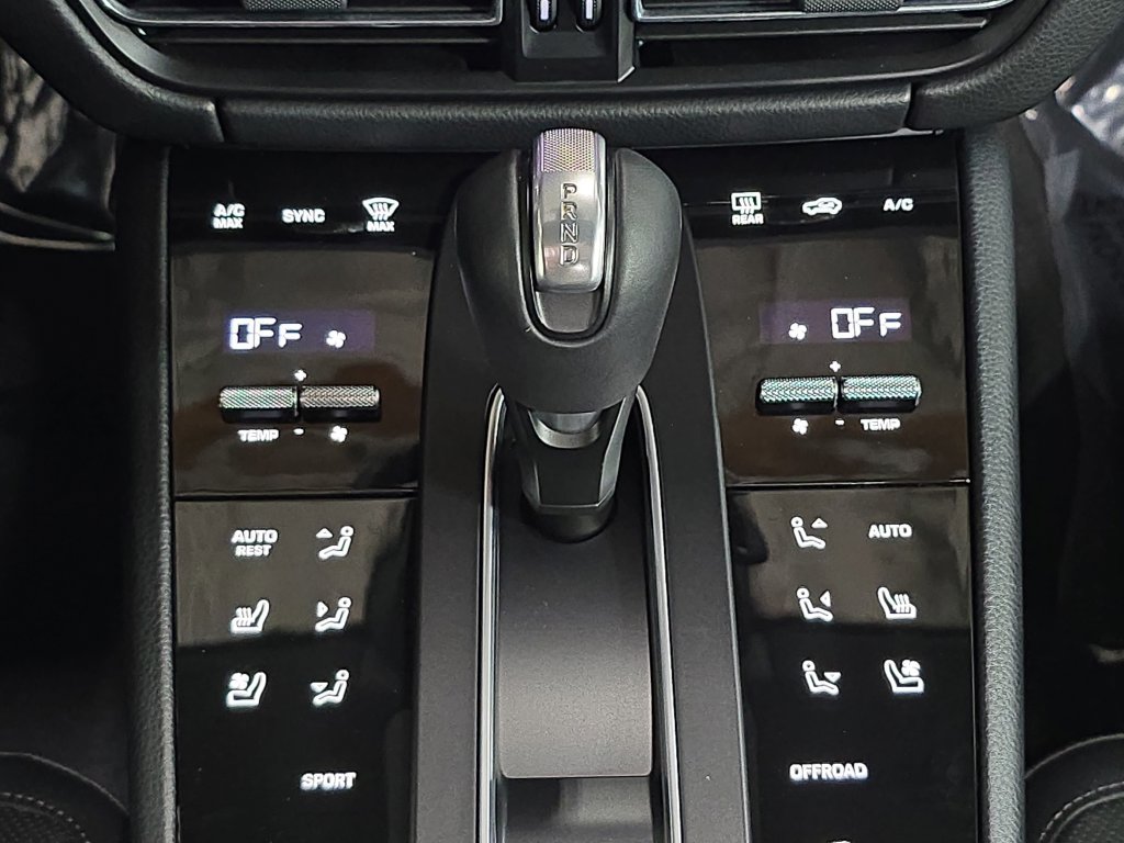 Certified 2026 Porsche Macan AWD/4WD image 19