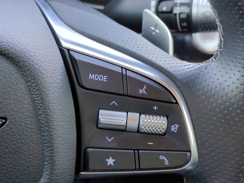 Used 2025 Genesis G70 2.5T image 25