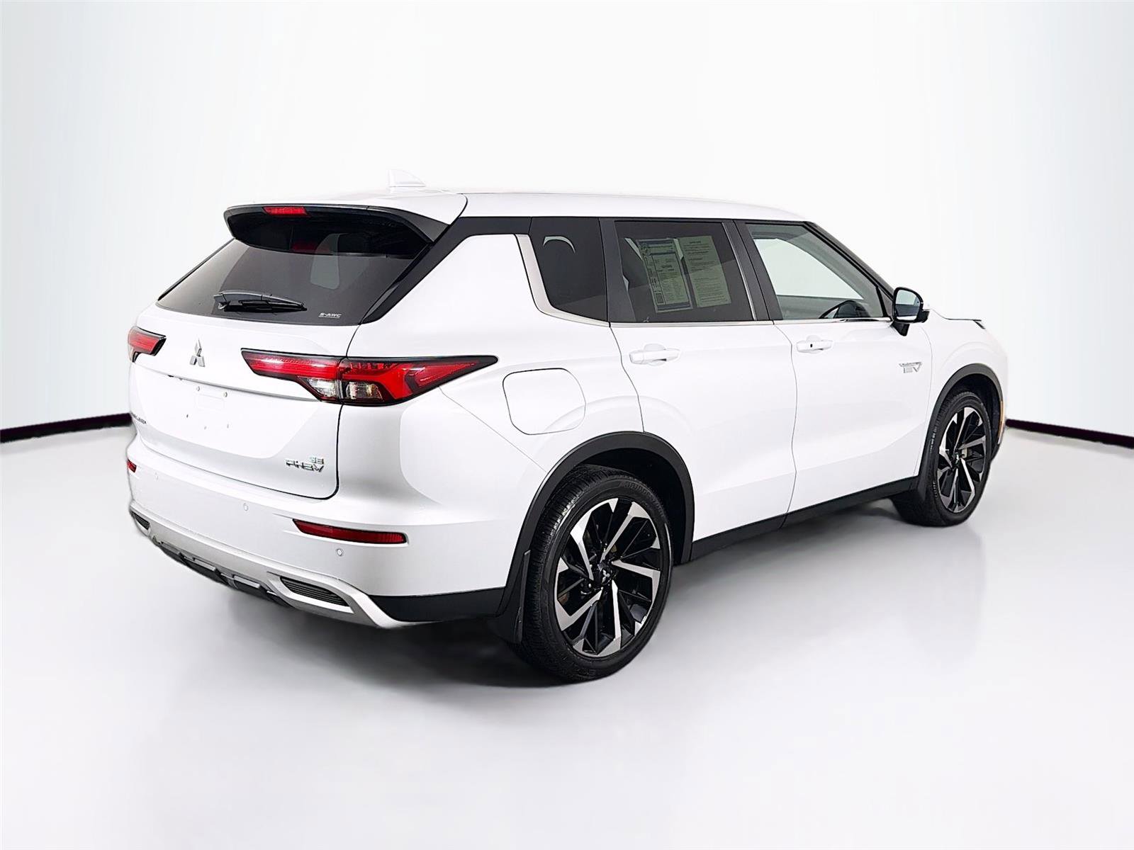 Used 2024 Mitsubishi Outlander 4WD Plug-In Hybrid image 7