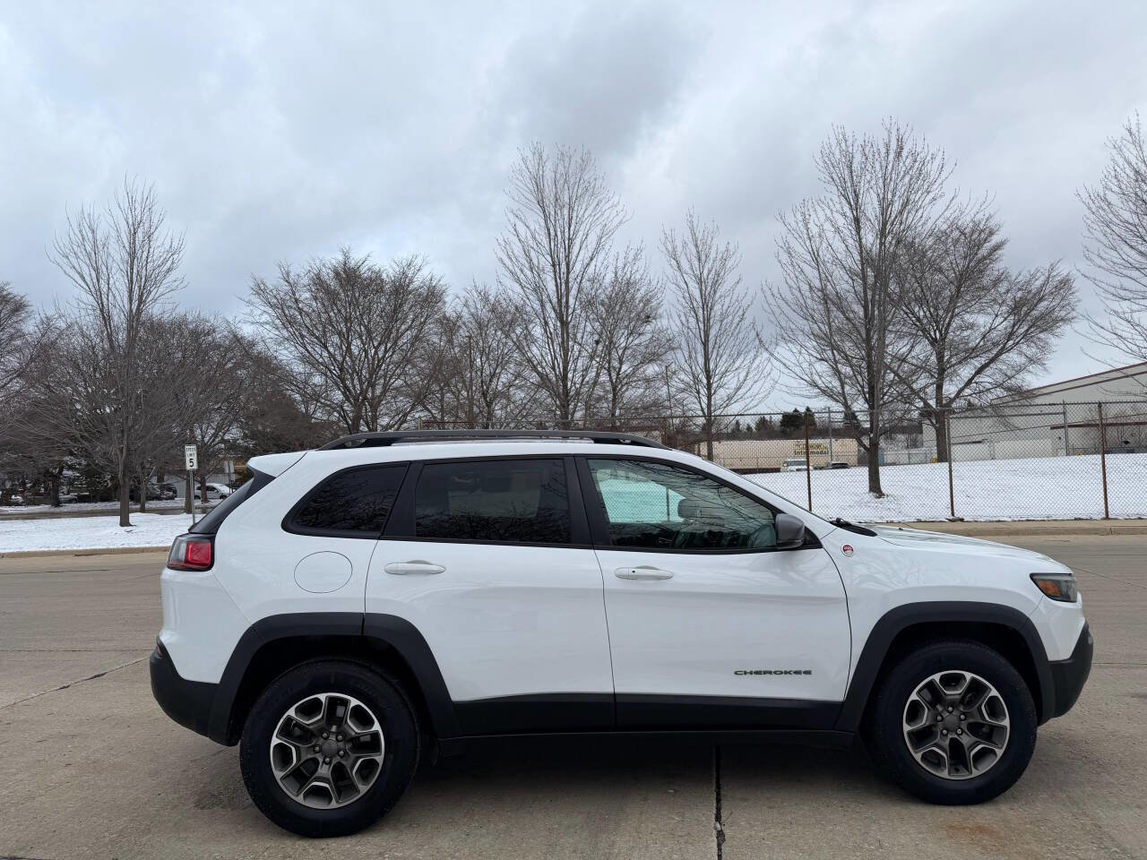 Used 2020 Jeep Cherokee Trailhawk AWD/4WD image 19