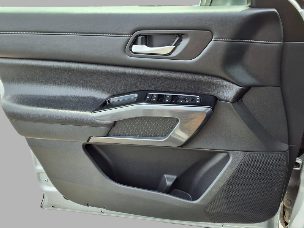 Used 2025 Nissan Pathfinder SL FWD image 18