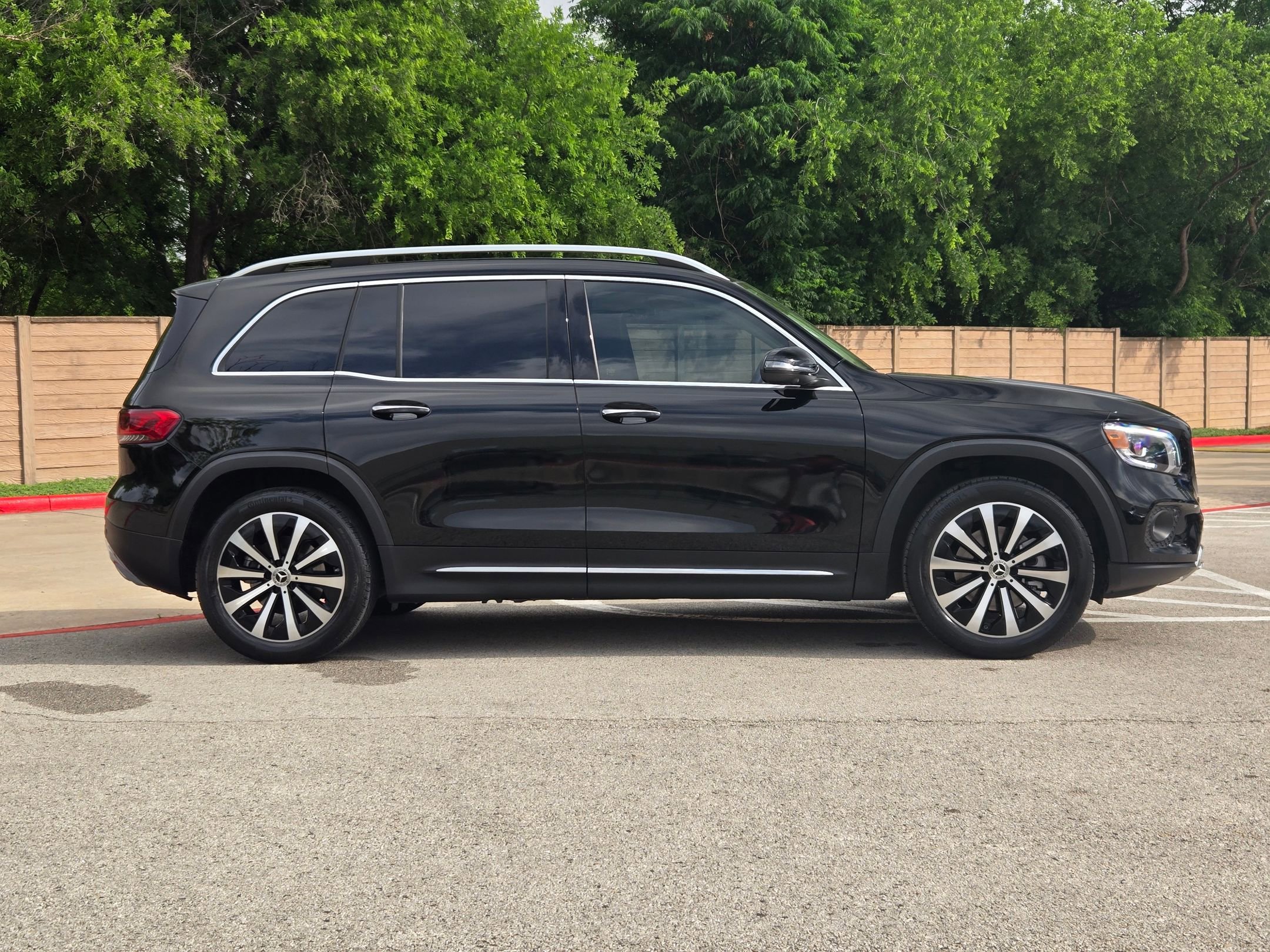 Used 2021 Mercedes-Benz GLB 250 image 2
