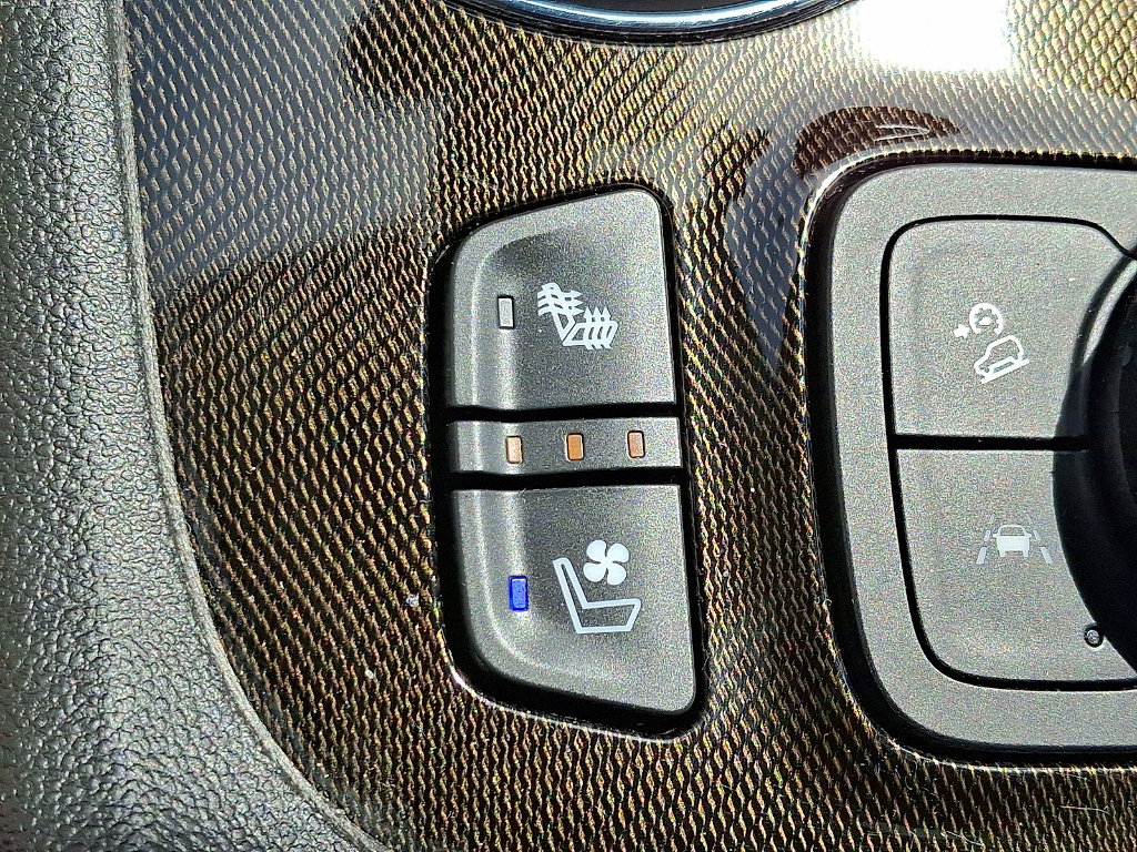 Used 2023 GMC Acadia AT4 w/ Technology Package AWD/4WD image 19