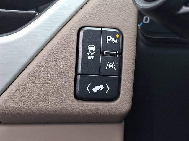 Certified 2018 GMC Yukon SLT w/ Premium Edition AWD/4WD image 26