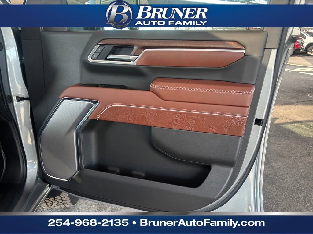 New 2026 GMC Sierra 2500 Denali Ultimate w/ LPO, Black Badging Package image 15