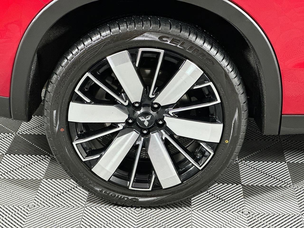 Used 2025 Mitsubishi Outlander SE image 29