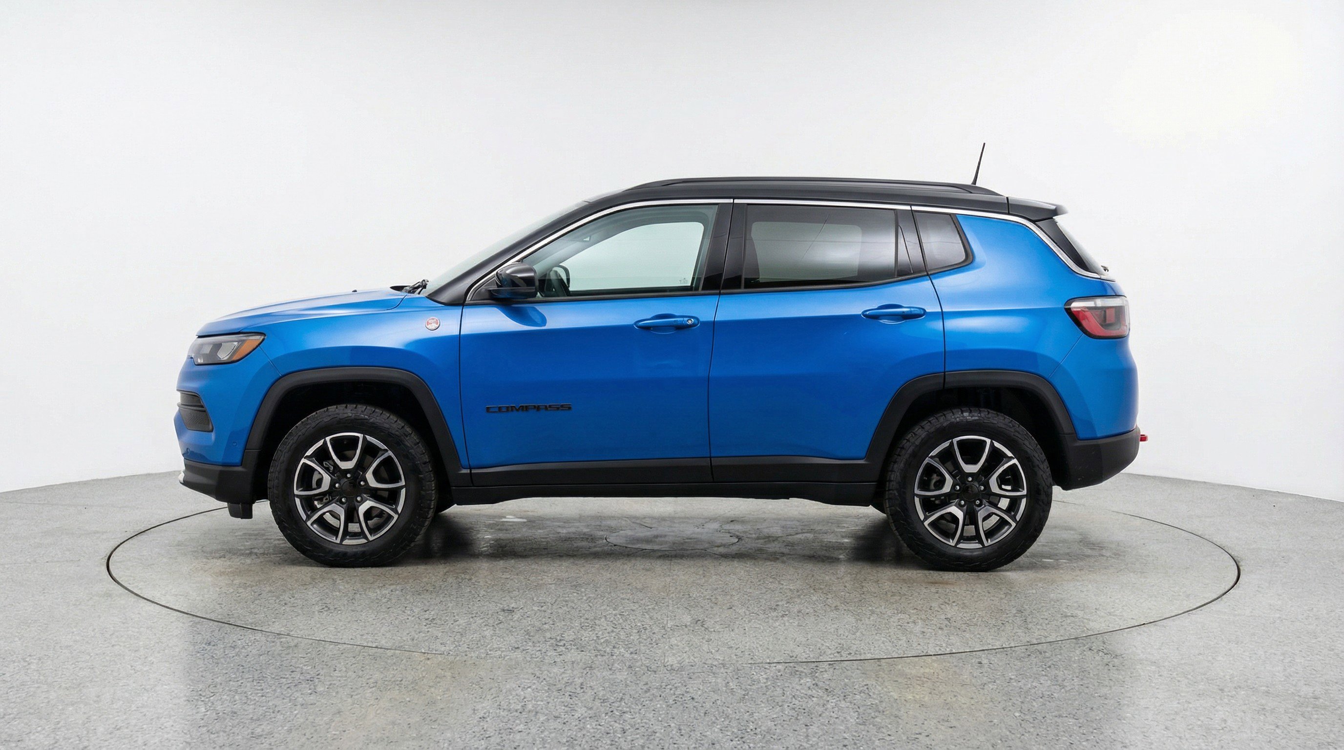 Used 2025 Jeep Compass Trailhawk AWD/4WD image 5