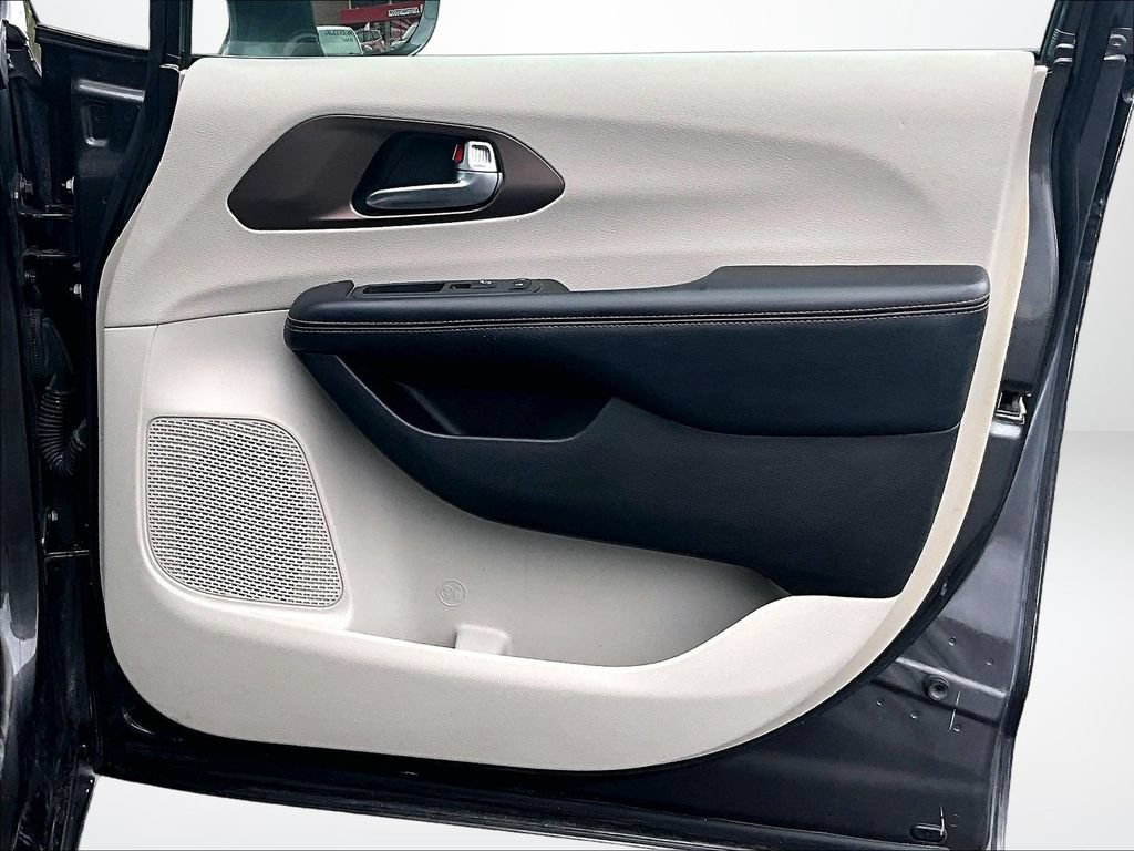 Used 2019 Chrysler Pacifica Touring-L w/ Advanced Safetytec Group FWD image 22