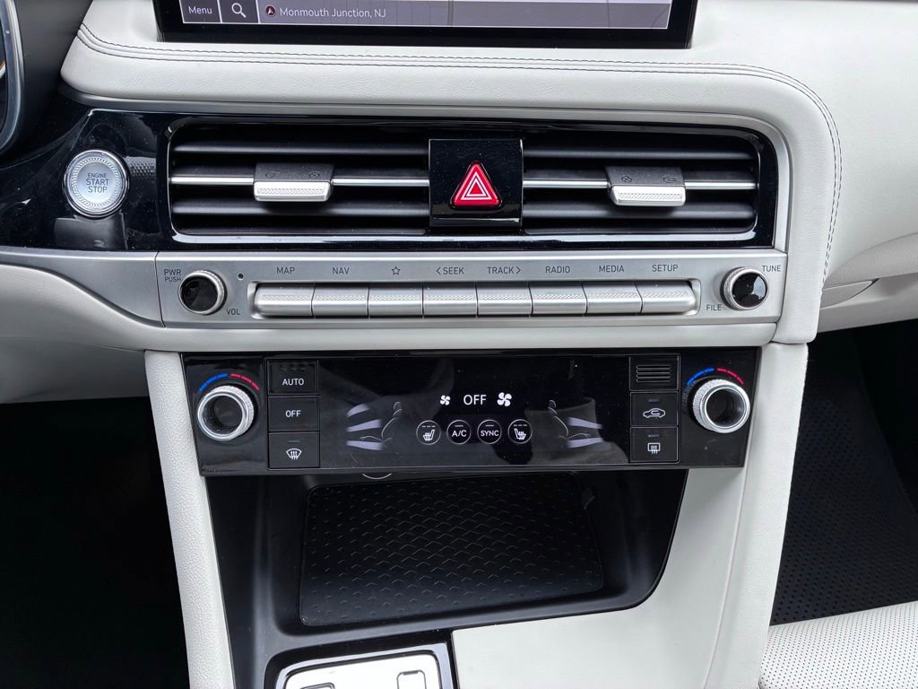 Used 2025 Genesis G70 2.5T image 30