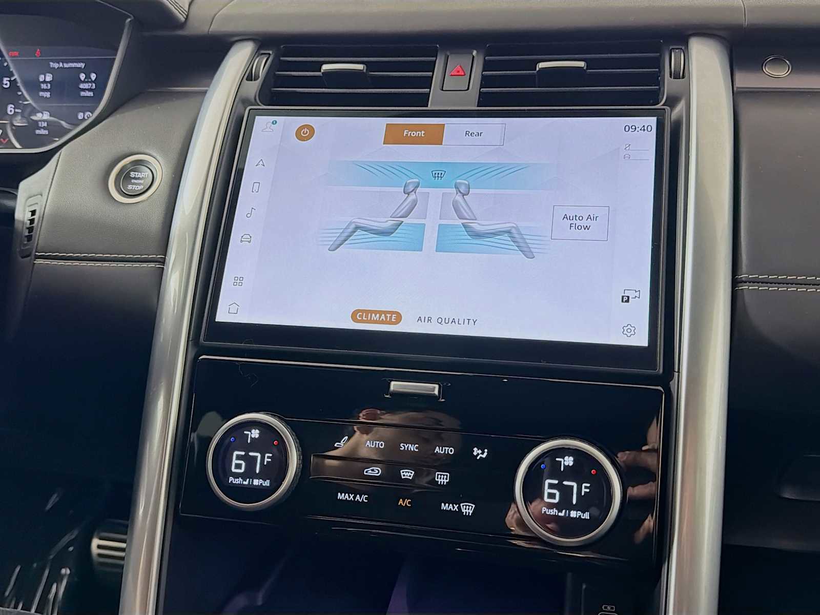 Used 2025 Land Rover Discovery Metropolitan Edition image 16