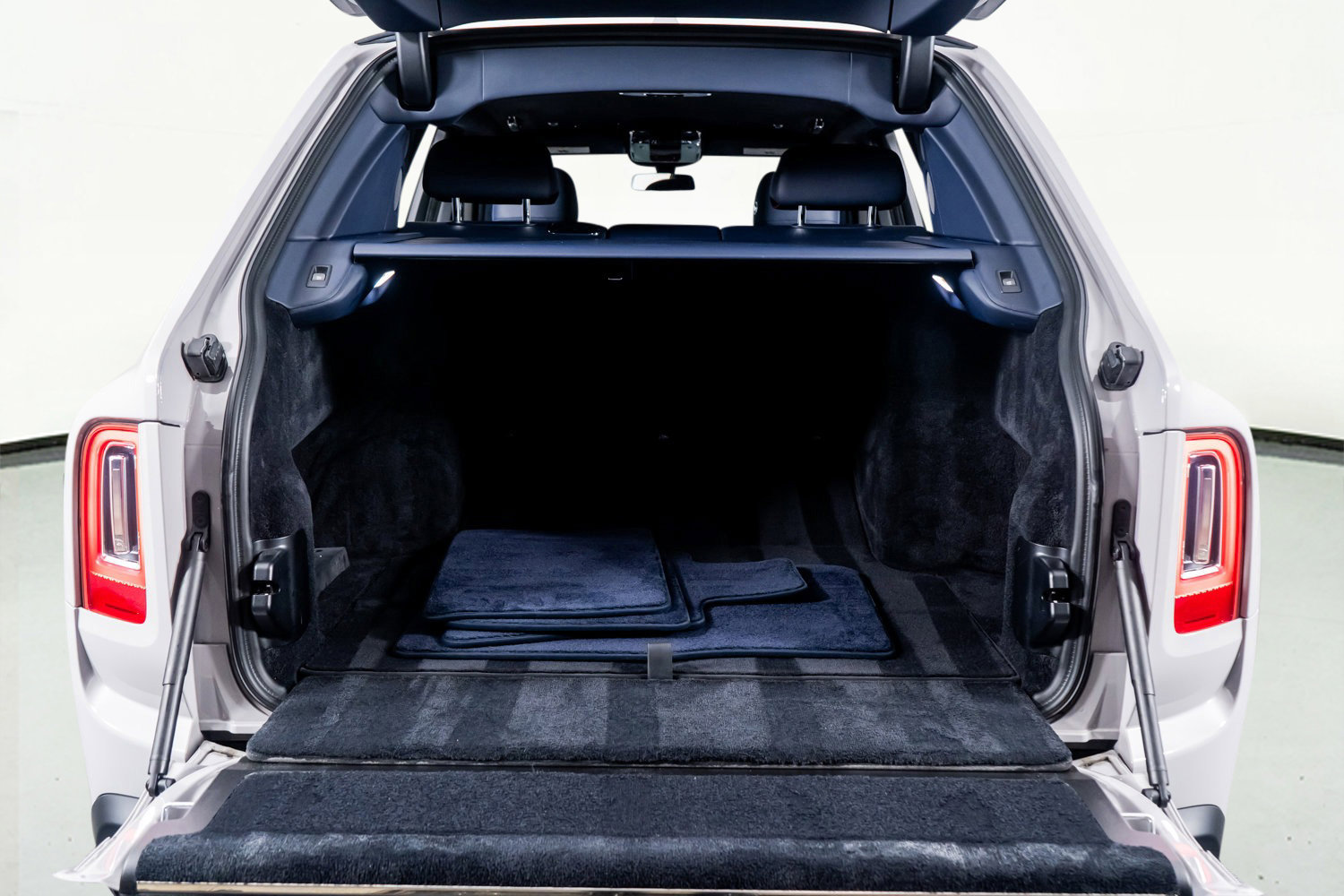 Used 2023 Rolls-Royce Cullinan image 51