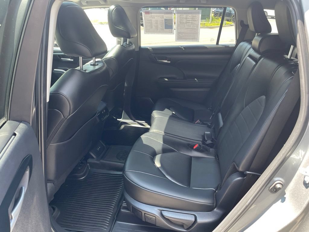 Used 2025 Toyota Highlander XLE AWD/4WD image 7
