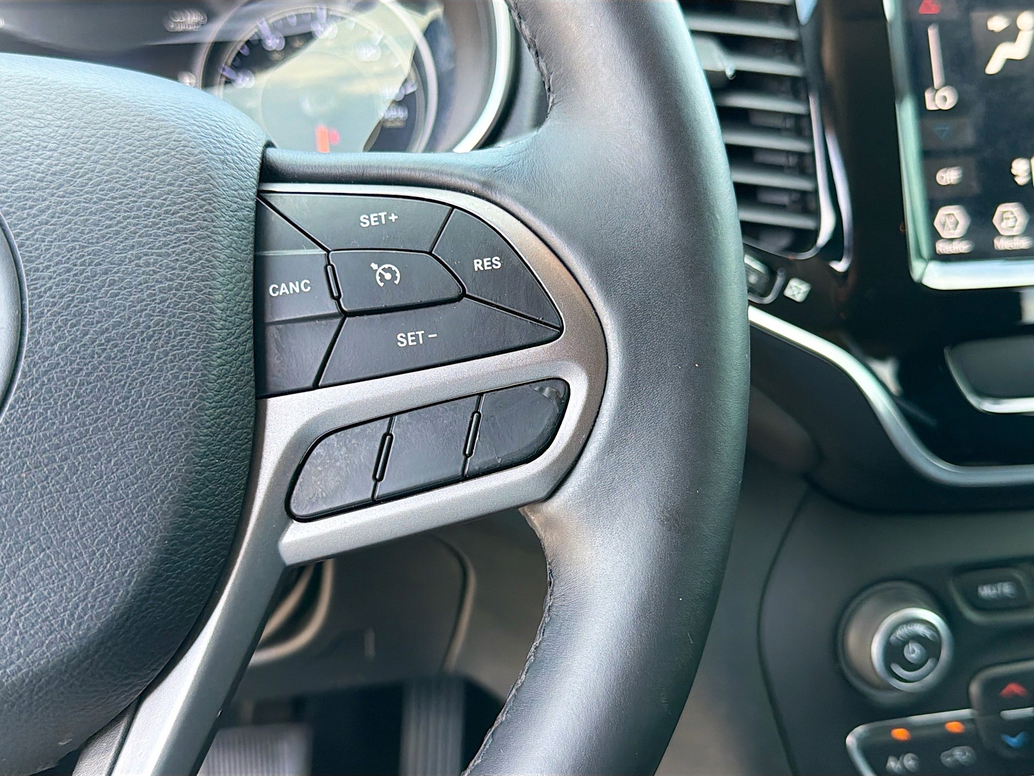 Used 2019 Jeep Cherokee Limited FWD image 36