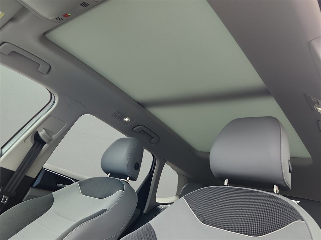 Used 2024 Volkswagen Taos SE w/ Panoramic Sunroof Package image 17
