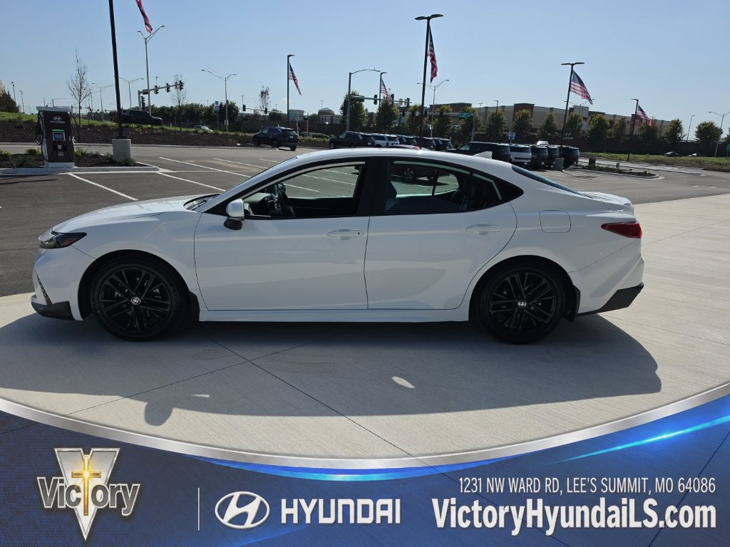 Used 2025 Toyota Camry SE FWD image 2