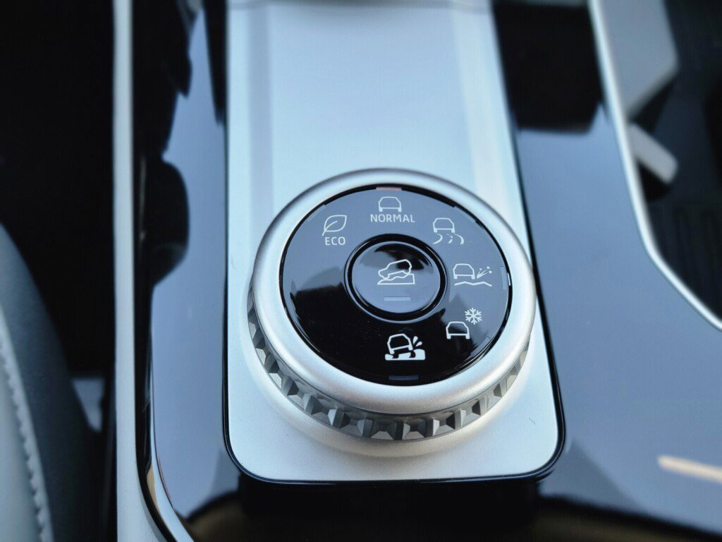 New 2025 Mitsubishi Outlander SE image 24