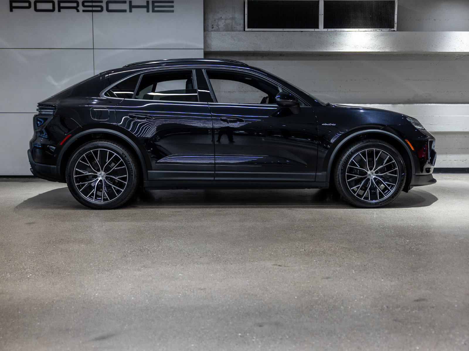 New 2026 Porsche Macan 4 Electric AWD/4WD image 9