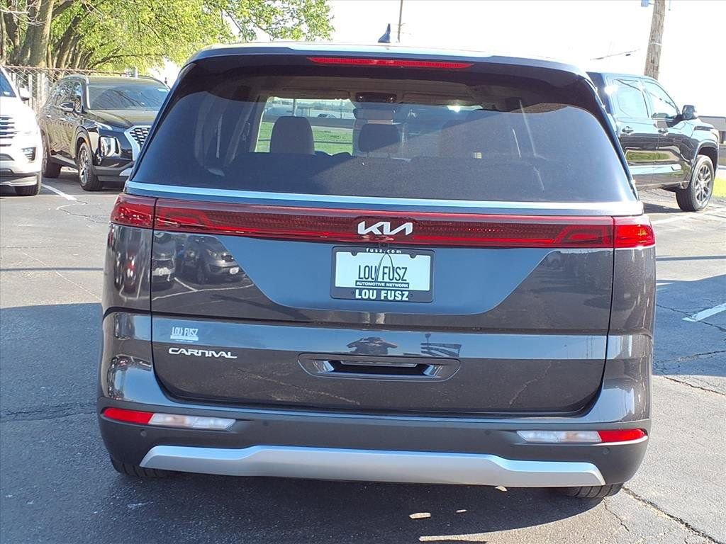 Used 2024 Kia Carnival EX image 23