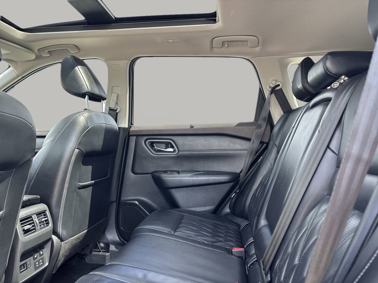 Used 2021 Nissan Rogue Platinum FWD image 17