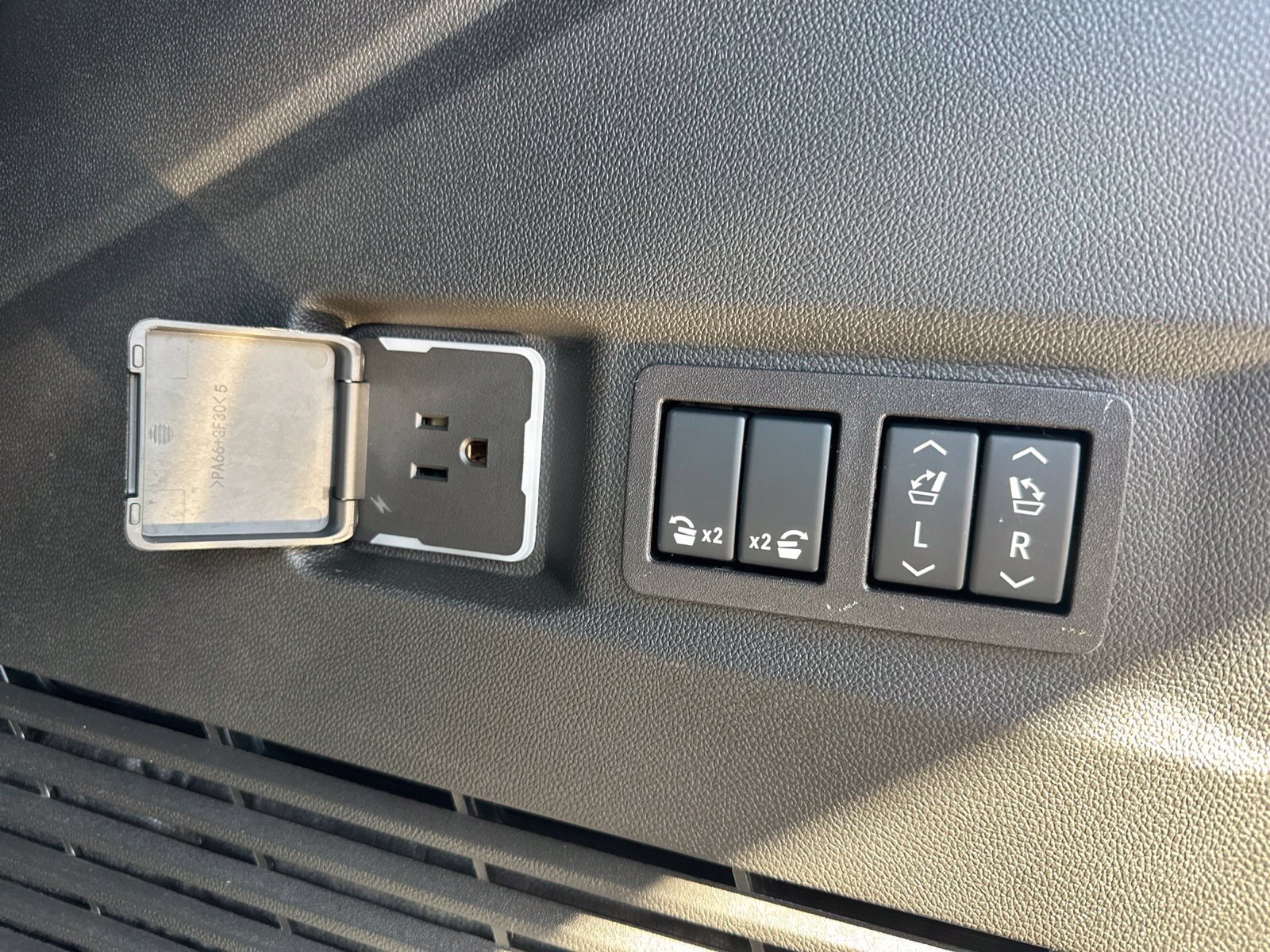 Used 2026 GMC Yukon Denali w/ Sun & Power Step Package AWD/4WD image 31
