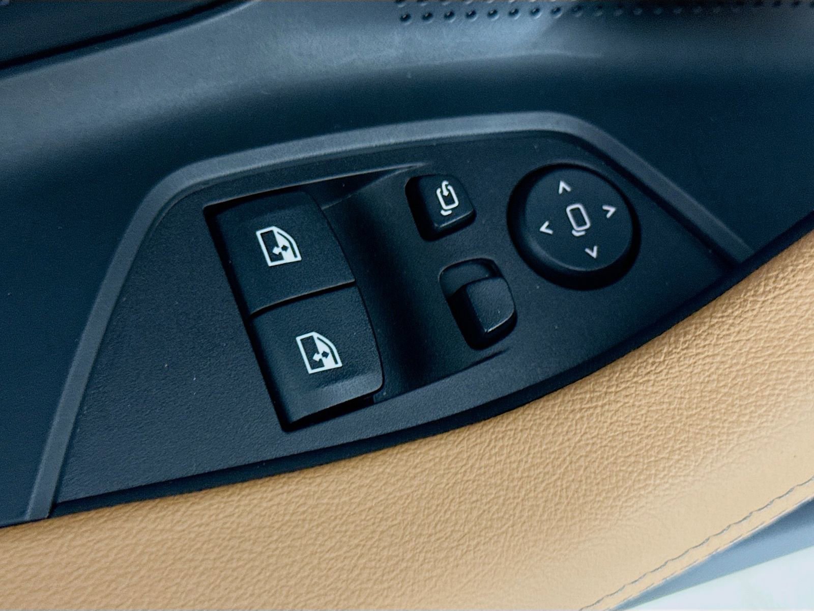 Used 2025 BMW 230i Coupe w/ M Sport Package image 18