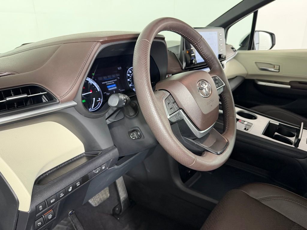 Used 2024 Toyota Sienna Platinum FWD image 22