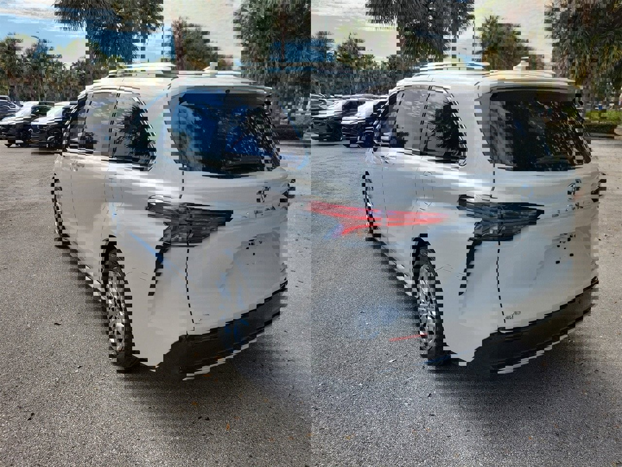 Used 2024 Toyota Sienna Limited image 4