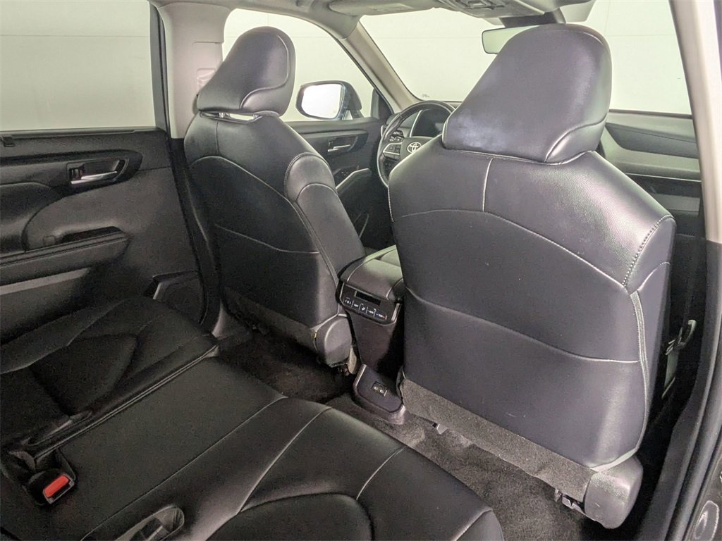 Used 2023 Toyota Highlander XLE image 30