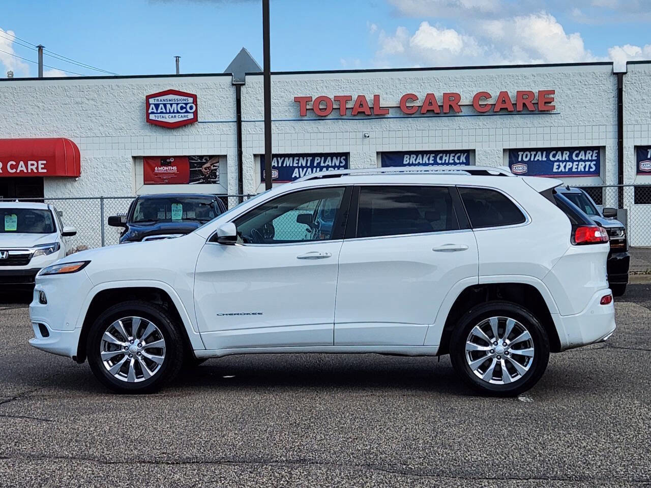 Used 2017 Jeep Cherokee Overland w/ Technology Group image 2