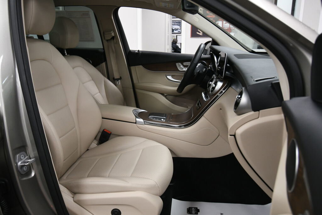 Used 2021 Mercedes-Benz GLC 300 4MATIC image 29