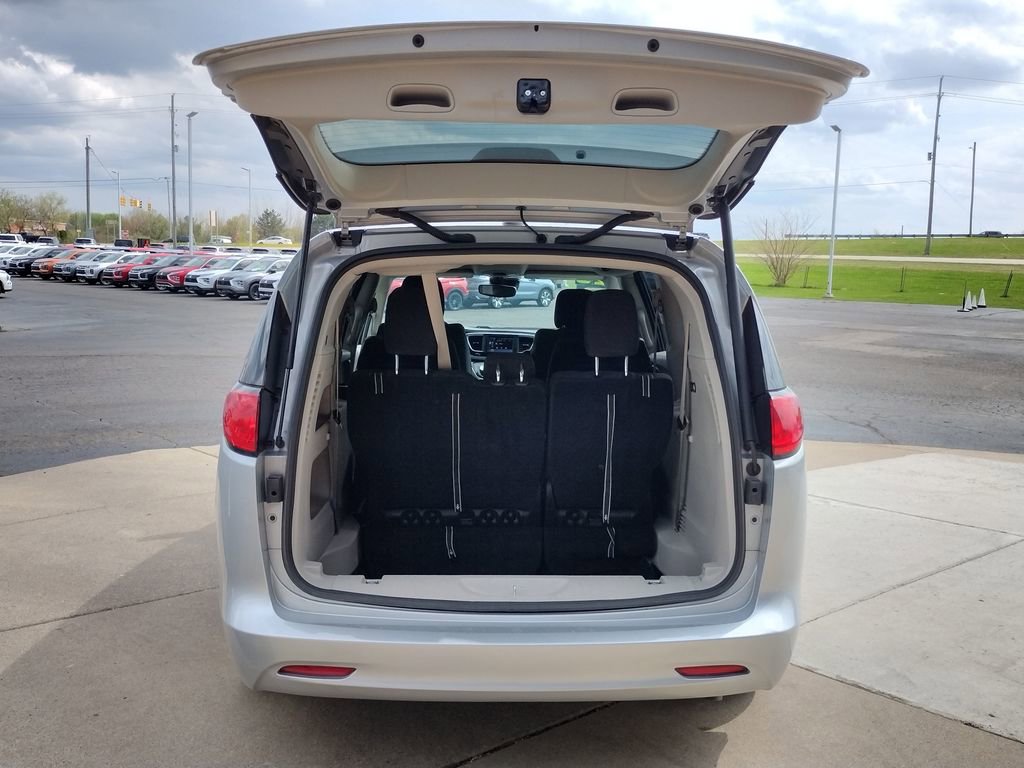 Used 2023 Chrysler Voyager LX FWD image 12