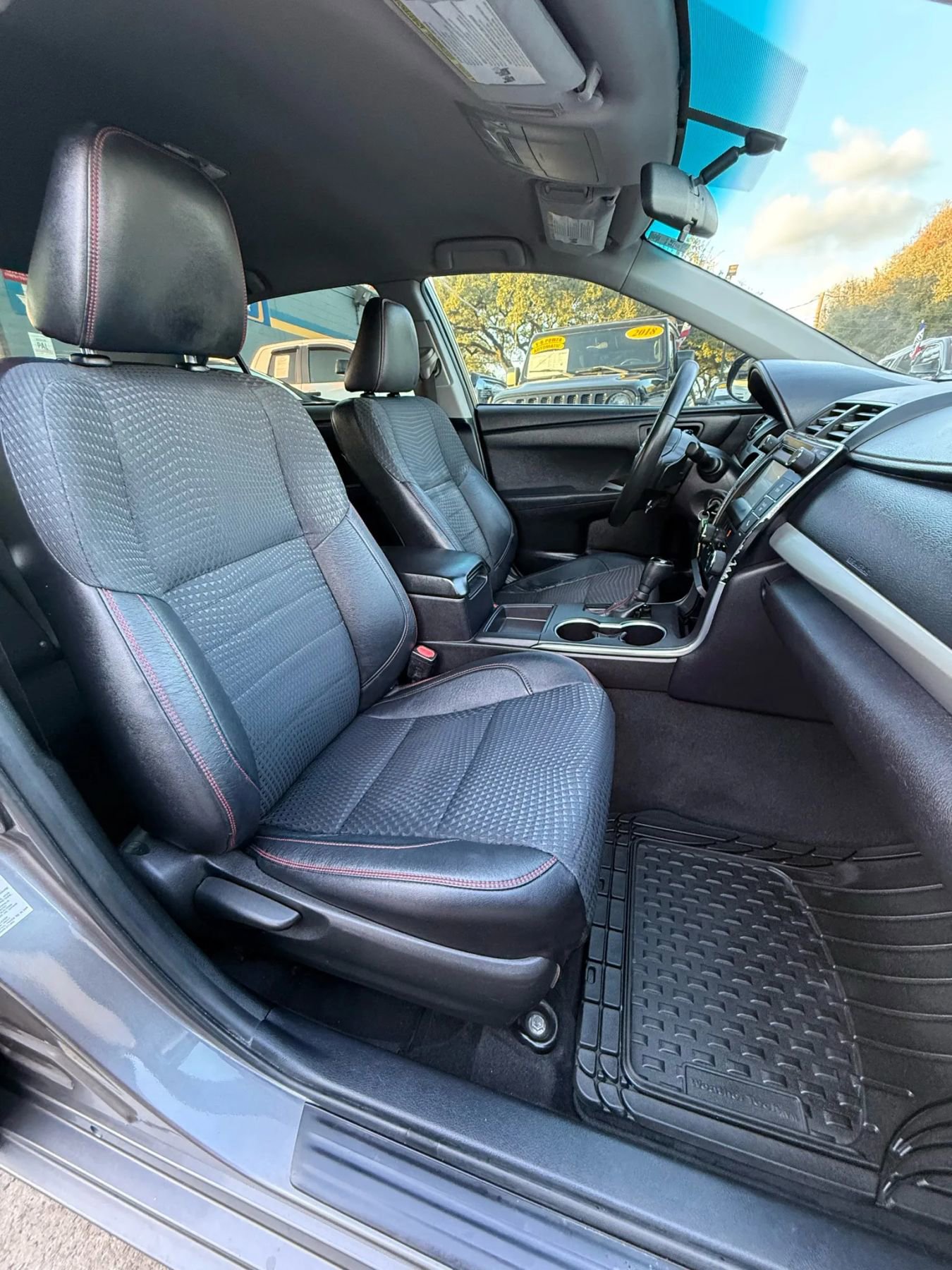 Used 2015 Toyota Camry SE FWD image 18