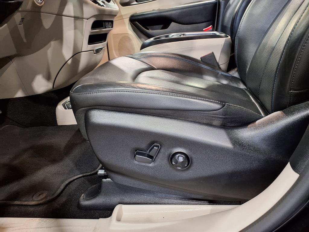 Used 2021 Chrysler Pacifica Touring-L w/ Premium & Safety Sphere Group image 16