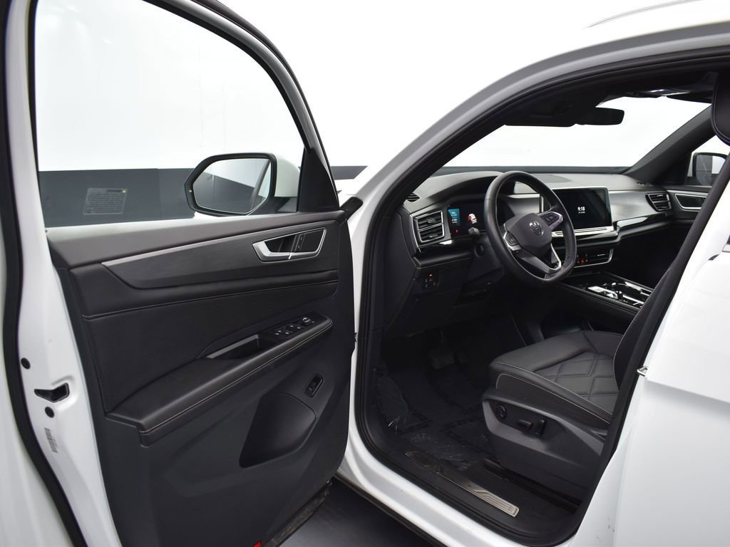 Used 2024 Volkswagen Atlas Cross Sport SE image 8