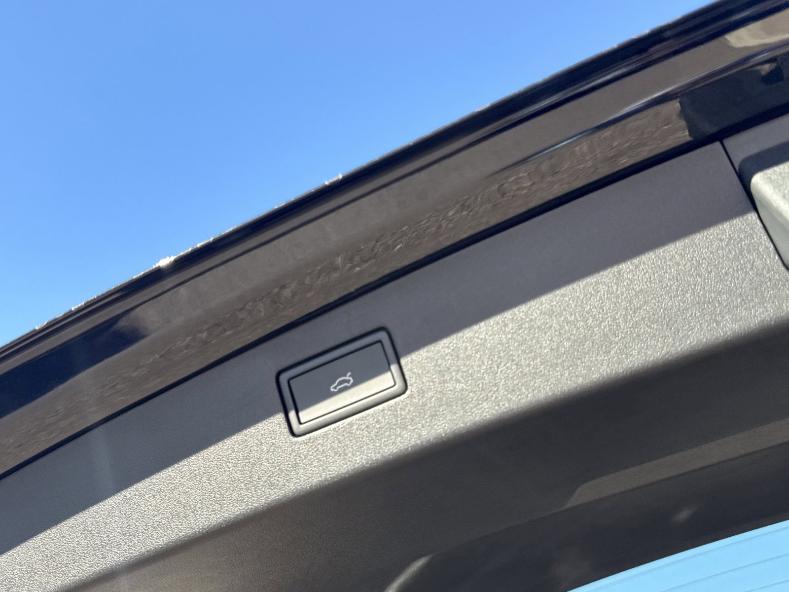 New 2026 Volkswagen Tiguan SE R-Line image 8