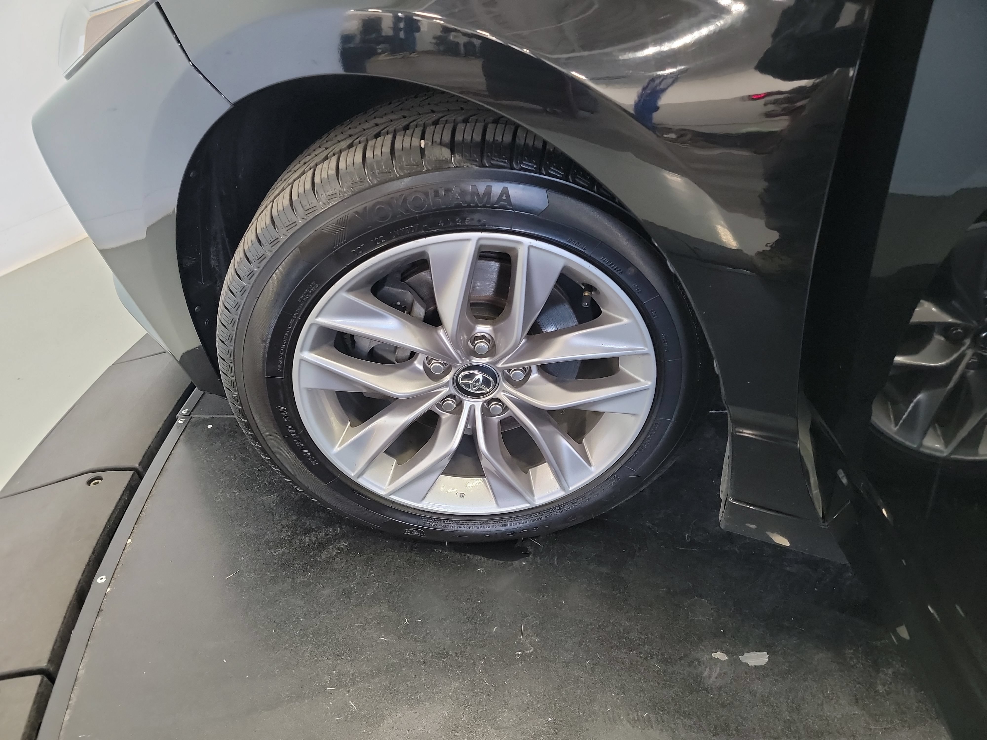 Used 2019 Toyota Avalon XLE w/ Moonroof Package FWD image 30