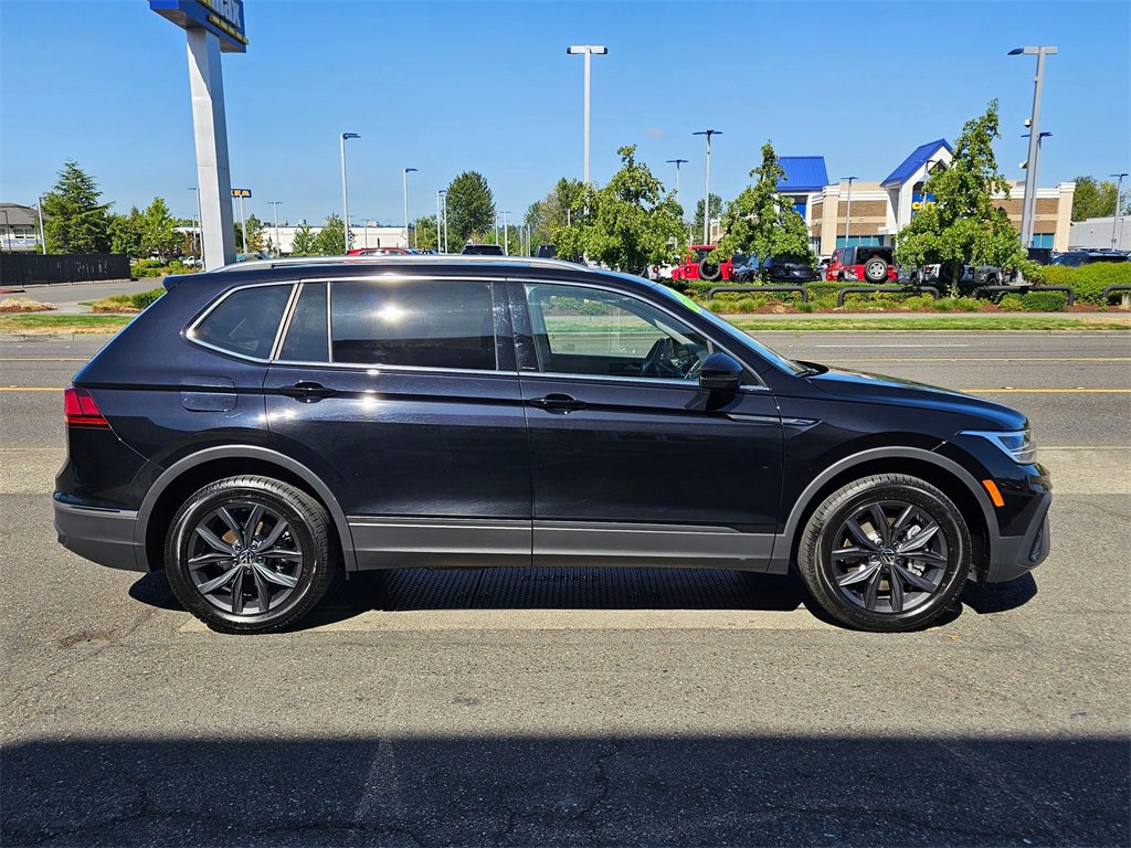 Used 2024 Volkswagen Tiguan SE w/ Panoramic Sunroof Package image 4