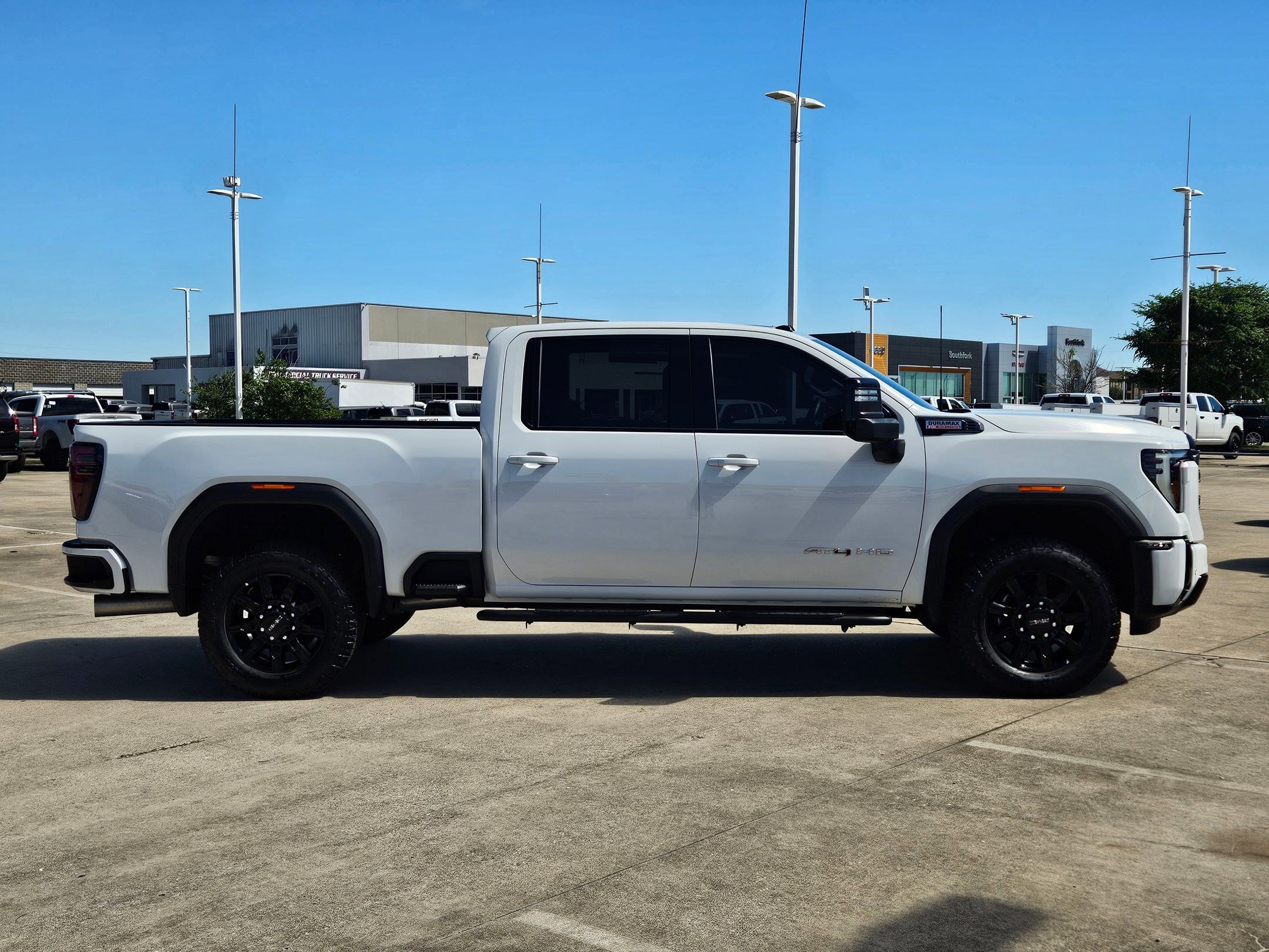 Used 2025 GMC Sierra 2500 AT4 image 2