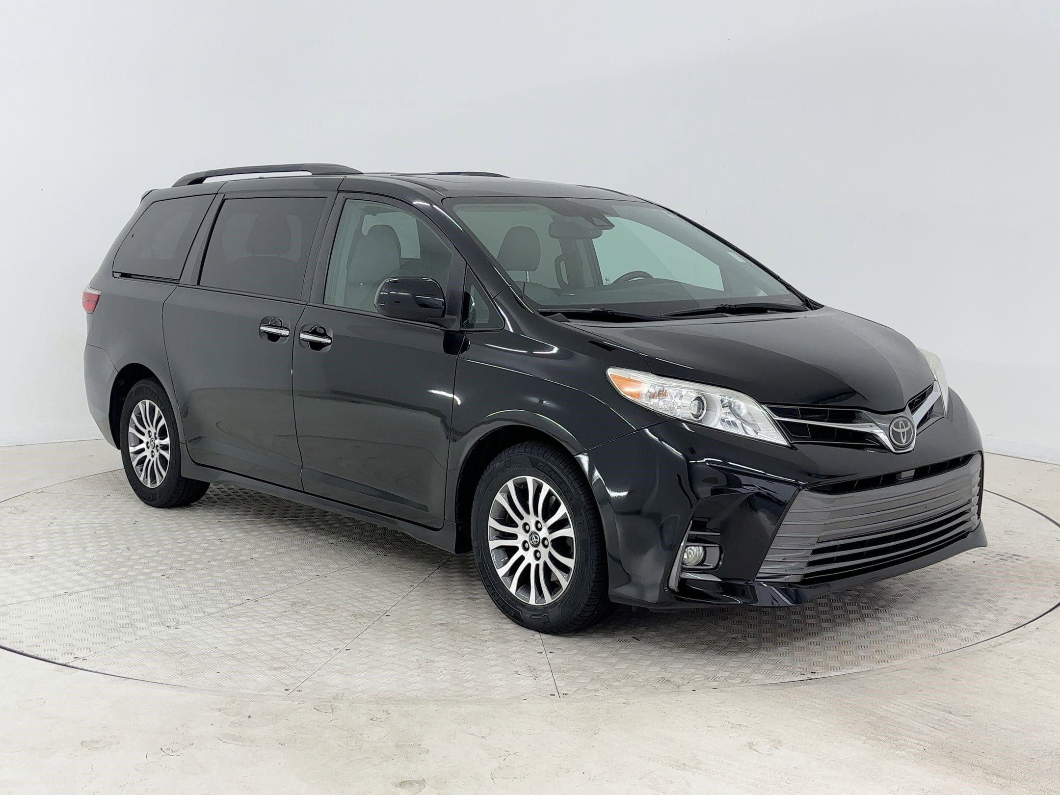 Used 2019 Toyota Sienna XLE image 6