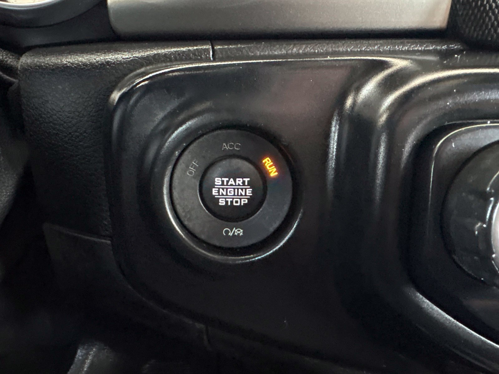 Used 2020 Jeep Wrangler Unlimited Sahara w/ Cold Weather Group AWD/4WD image 25