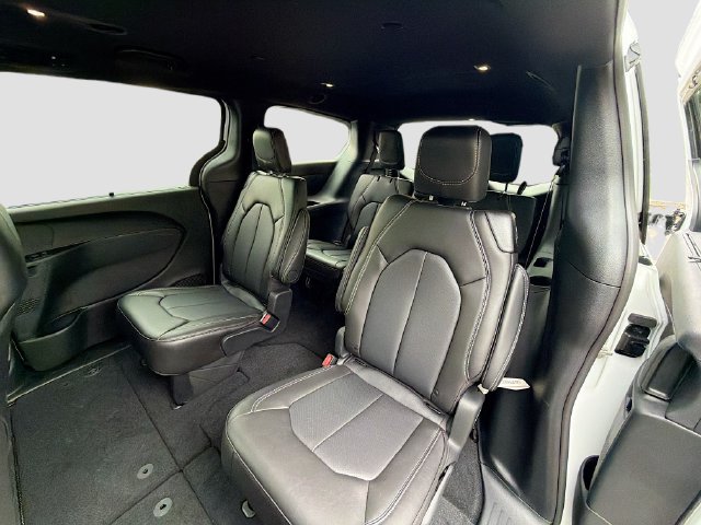 New 2027 Chrysler Pacifica Select FWD image 18