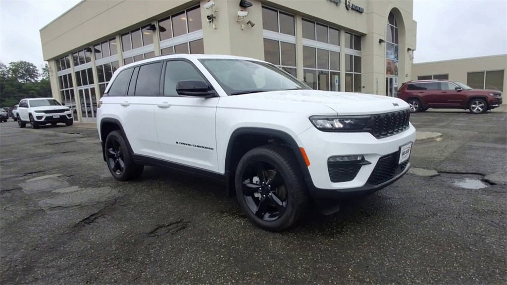 Certified 2025 Jeep Grand Cherokee Limited w/ Black Appearance Package image 2