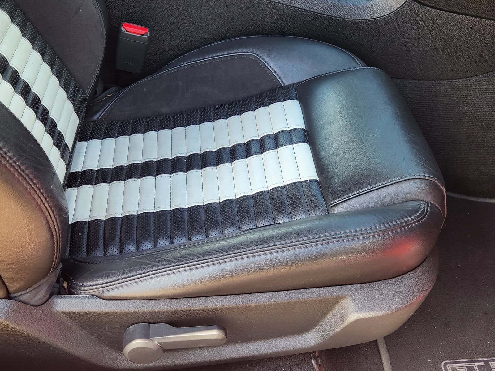 Used 2010 Ford Mustang Shelby GT500 RWD image 28