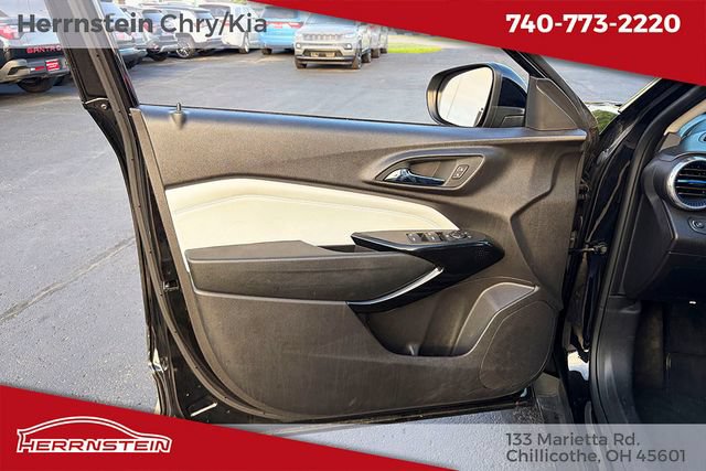 Used 2025 Chevrolet Trax LT FWD image 14