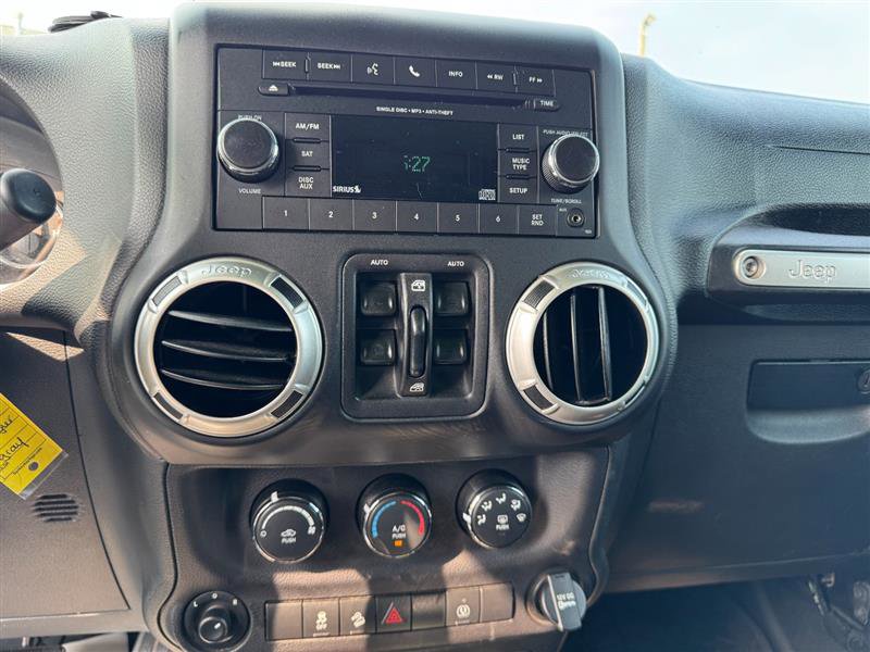 Used 2017 Jeep Wrangler Unlimited Sahara w/ Connectivity Group image 31