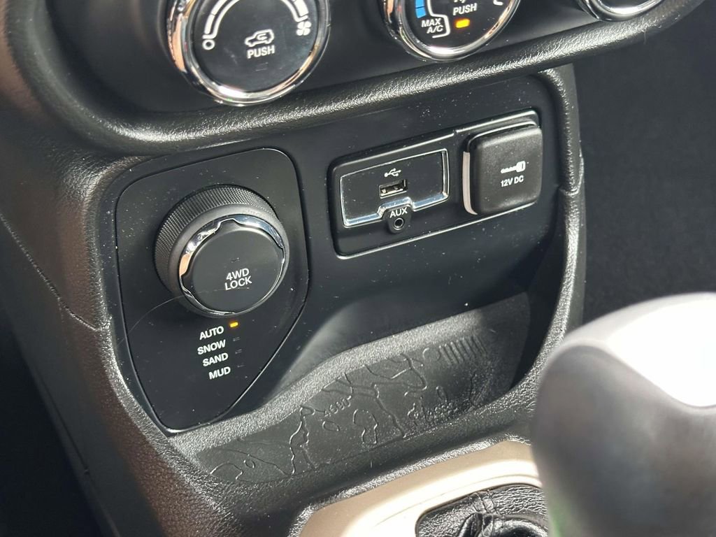 Used 2015 Jeep Renegade Latitude w/ Cold Weather Group II image 28