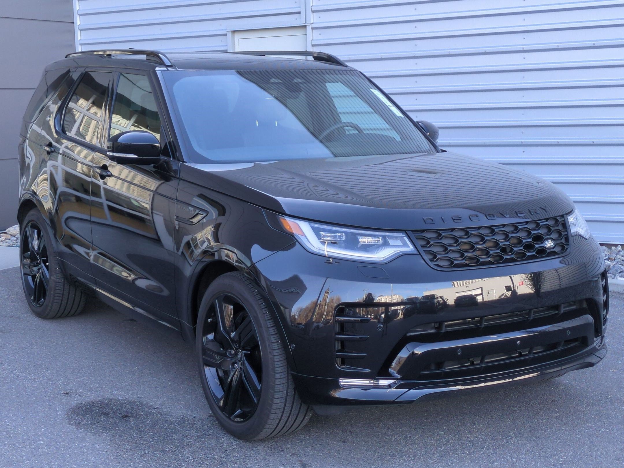 Used 2025 Land Rover Discovery Dynamic SE image 3