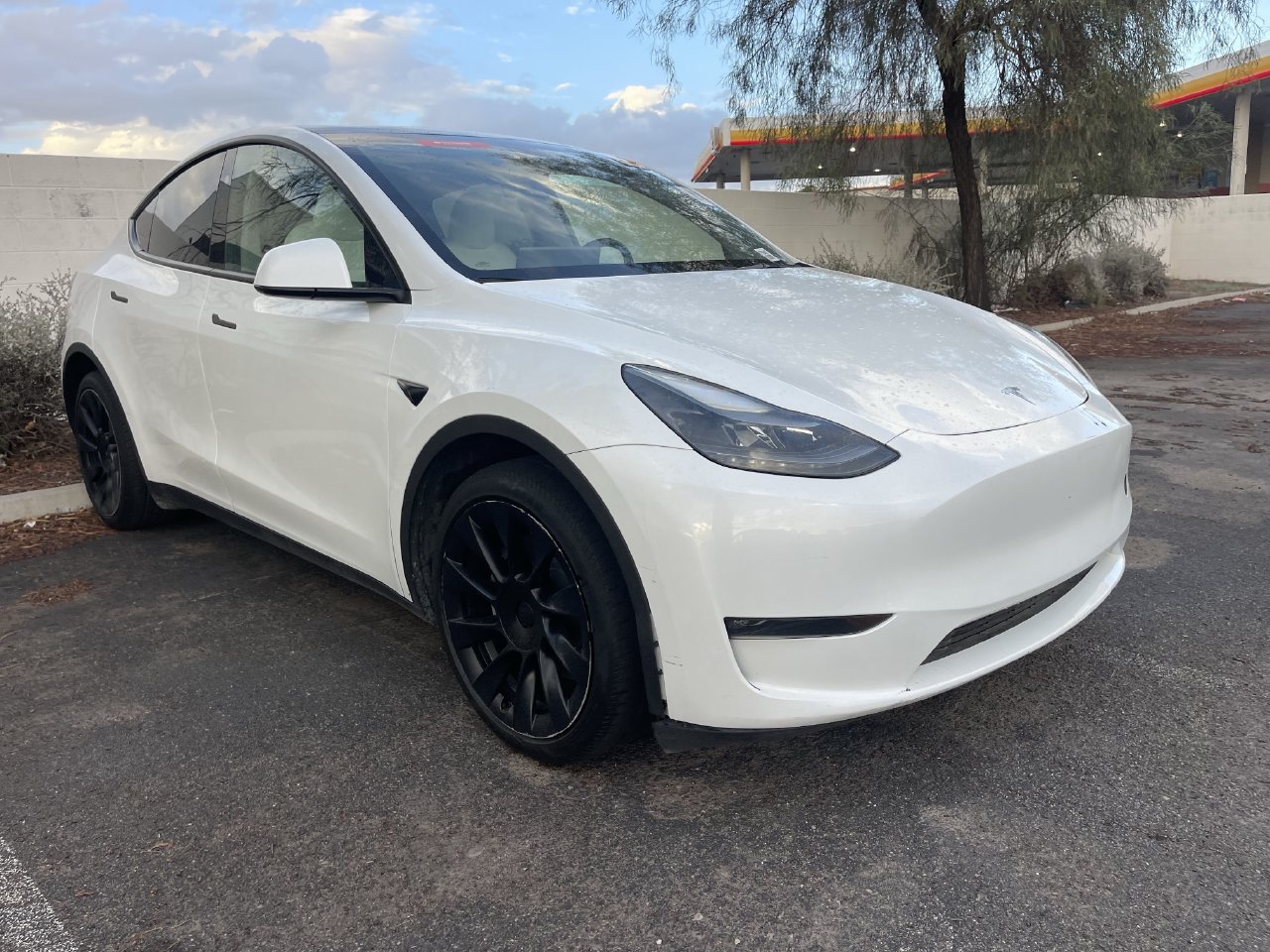 Used 2024 Tesla Model Y Long Range AWD/4WD image 3