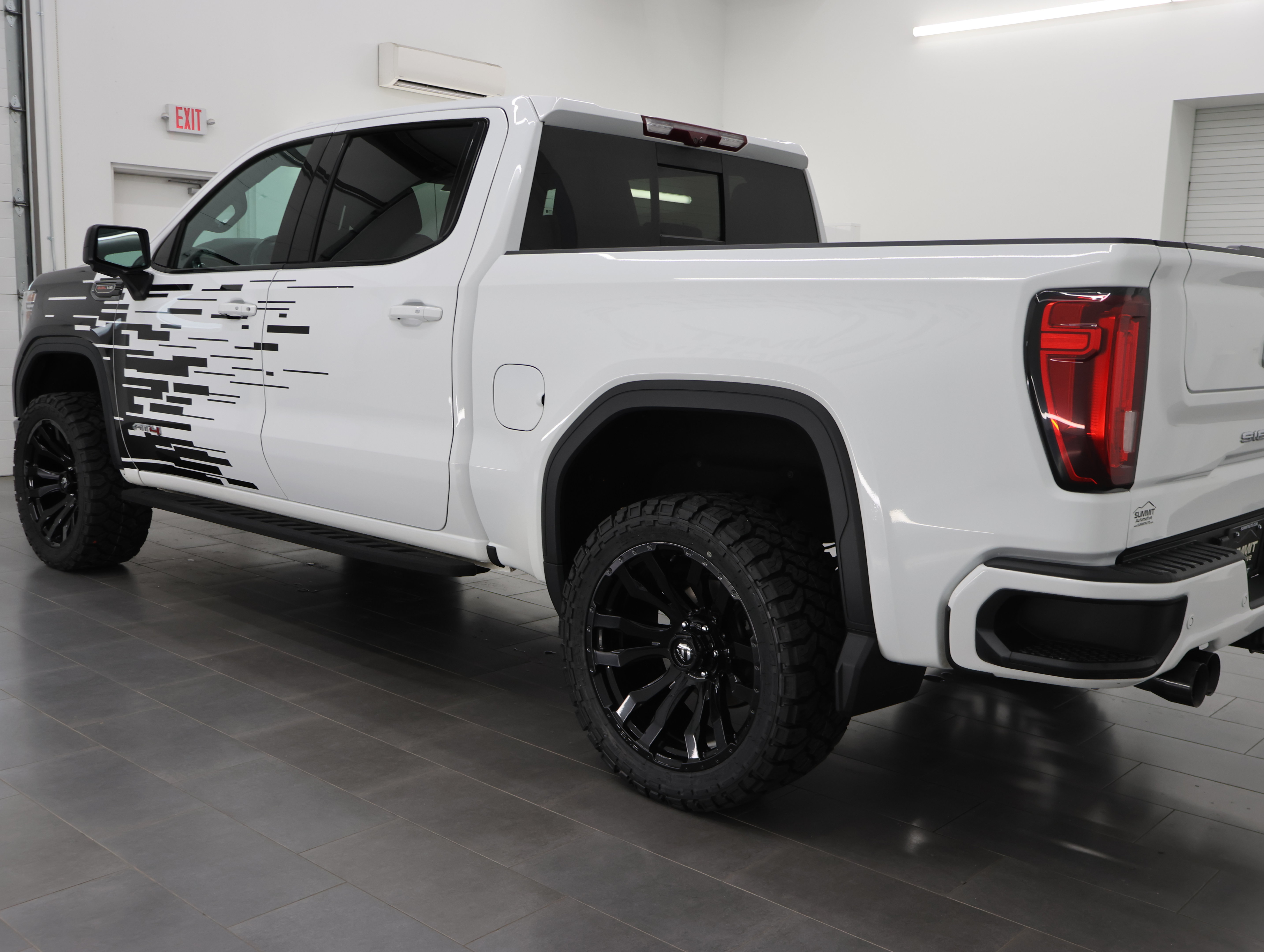 Used 2022 GMC Sierra 1500 AT4 w/ AT4 Premium Package AWD/4WD image 6