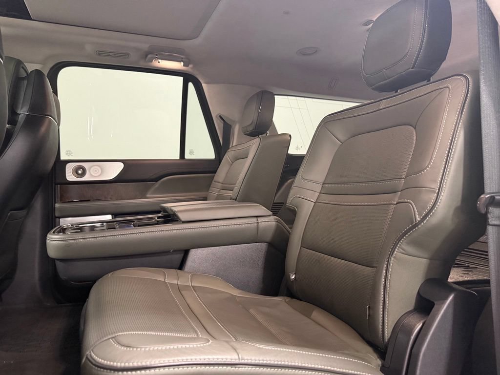 Used 2022 Lincoln Navigator L Black Label AWD/4WD image 10